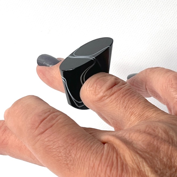 Vintage Size 5 Lucite Black Swirl Ring Oval Slanted Flat Top Geometric Mod - Picture 7 of 10